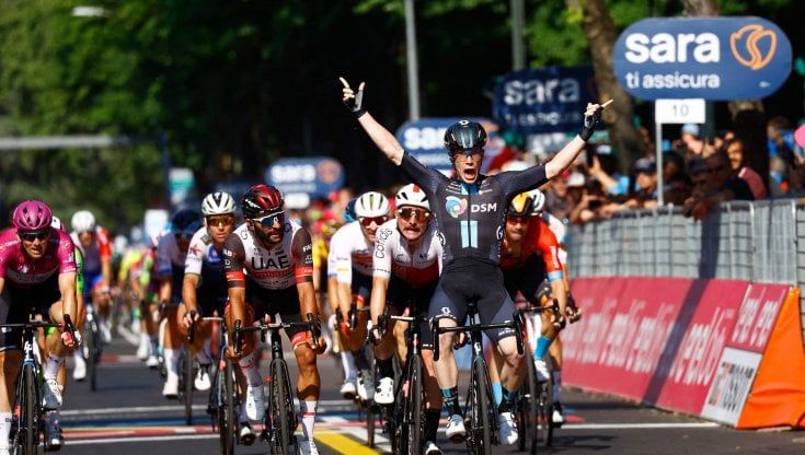 Giro, Dainese vince allo sprint: l'Italia finalmente si sblocca. Lopez resta in rosa