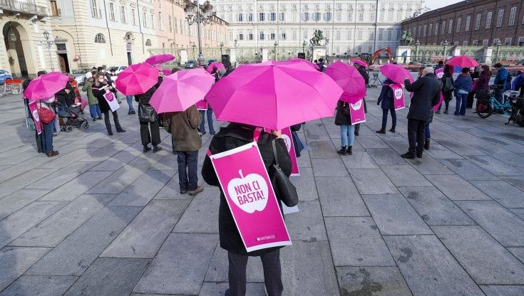 Ombrelli rosa sotto il cielo azzurro, le donne chiedono di investire sul lavoro femminile