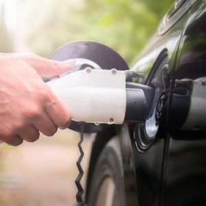 Gli italiani snobbano le auto ibride ed elettriche: costi elevati e scarsa conoscenza