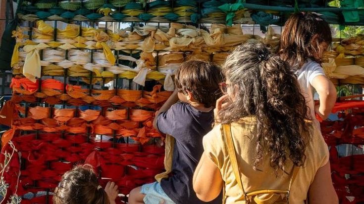 Pigneto, bruciata la bandiera della pace realizzata dai bambini della scuola Toti