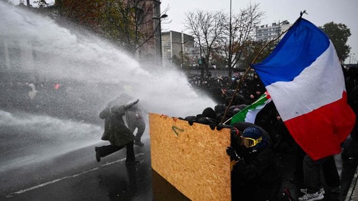 Francia, piazze in rivolta: la protesta degli 800mila. Tensioni a Parigi e Lione