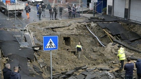 Maltempo: la pioggia apre una voragine in via Masoni: evacuate 25 famiglie