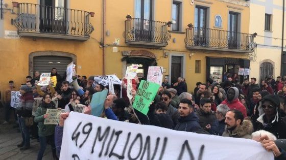 Salvini contestato in Calabria: fischi e cori lo accolgono a Serra San Bruno
