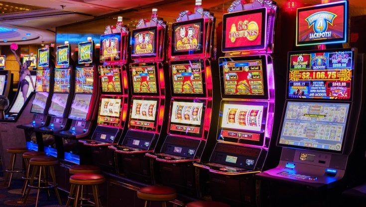 Brindisi, le resta incastrata la mano mentre gioca alle slot machine: intervengono i vigili del fuoco per liberarla