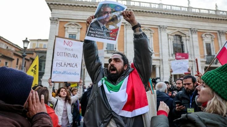 In piazza per Teheran, ma restano i distinguo