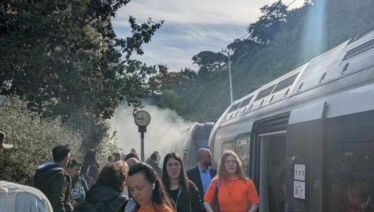 Circumvesuviana, treno in avaria nella stazione della funivia: “Abbiamo avuto paura, tanto fumo”