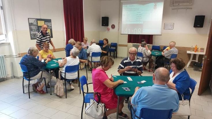 Buche, bus e negozi: “Più attenzione per noi anziani”