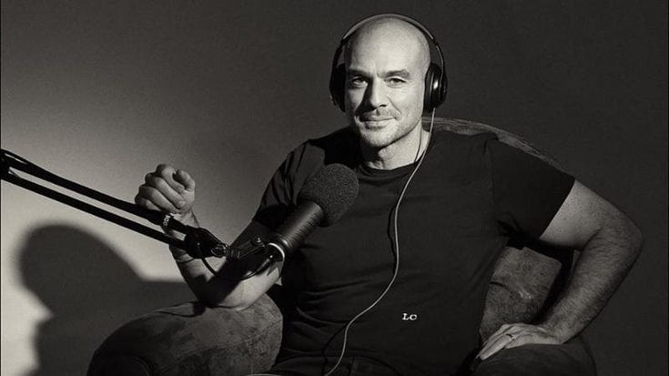 Luca Casadei, dal podcast al teatro con “Fuori dal buio”