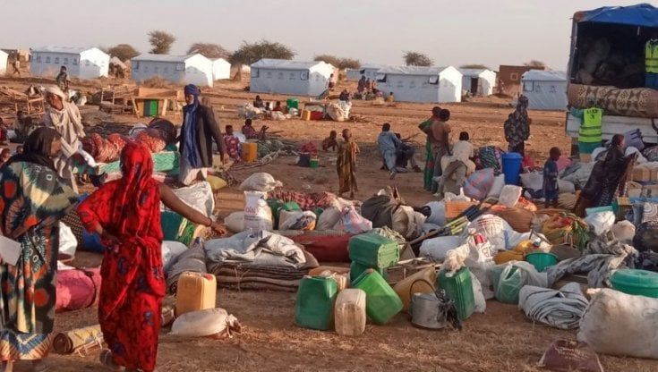 Africa, Sahel: gli sfollati sono ormai due milioni e mezzo, gente che ha lasciato tutto nei villaggi per sfuggire alle violenze e alla fame 