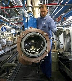 Ue, cala produzione industriale.<br />Segnali di ripresa dalla Grecia