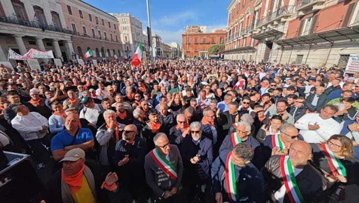Olivicoltori in piazza a Bari, rabbia e dolore. “Importazioni fuori controllo. La pazienza è finita”