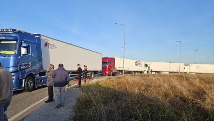 Caro carburante, dopo i blocchi dei camion i sindacati: “Intervengano Fico e Meloni”
