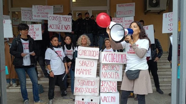 “Noi donne lasciate sole”, centinaia di consultori cancellati in tutta Italia per i tagli al welfare