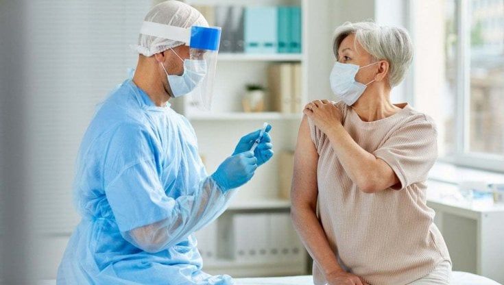 Napoli, vaccini in casa per gli over 80: il via con Moderna tra sette giorni