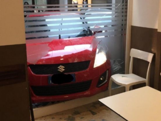 Varese, sbaglia manovra e sfonda con l'auto la vetrina del bar
