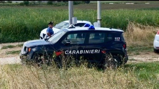 Foggia, trovato cadavere semicarbonizzato accanto a un'auto: gli hanno sparato alla testa
