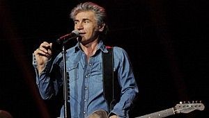 Ligabue a Verona canta<br />"il capitano dell'inchino"