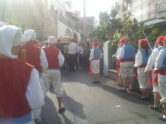 Ischia, funerale con danza popolare