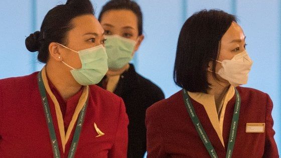 Coronavirus, ultime notizie: italiani all'aeroporto di Wuhan, primo morto fuori dalla Cina