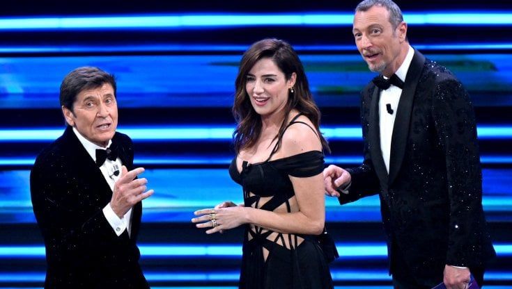 Sanremo, Luisa Ranieri incanta l'Ariston e porta sul palco il dialetto barese: "Se voglio far avvicinare un ragazzo? Gli dico 'Wagliò vin do"