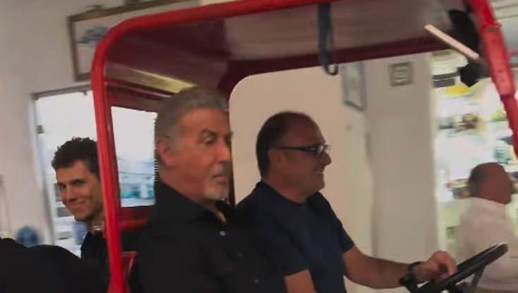 Sylvester Stallone in vacanza a Capri: l’arrivo a effetto di “Rocky” sul carrellino elettrico