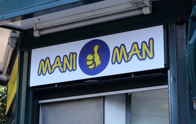 Genova, in piazza Palermo è arrivato Mani-Man, il portinaio di quartiere