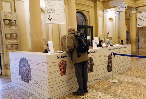 Bologna, riaprono i musei dopo lo stop per il coronavirus. "Ma state a un metro di distanza l'uno dall'altro"