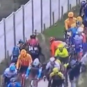 Ciclismo, Kuurne-Bruxelles-Kuurne: Moscon scaglia la bici contro un avversario, squalificato 