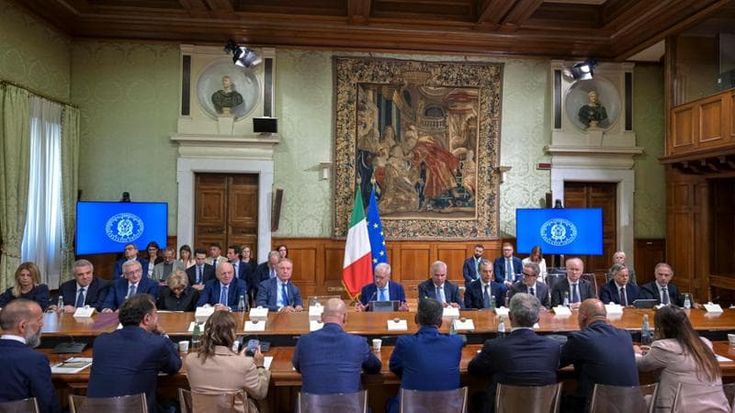 Ex Ilva, resta lo Stato: “L’acciaieria non chiude”. Licenziamenti sospesi