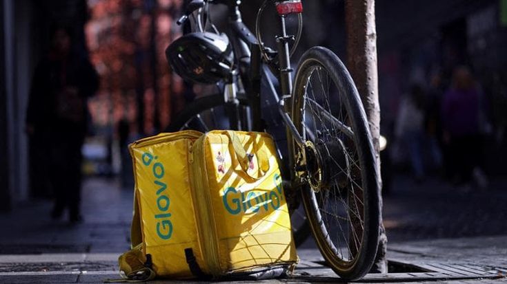 Glovo aumenta il salario ai rider per uscire dal commissariamento