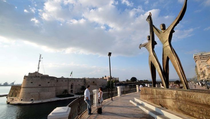 Cultura e mare, l'altra faccia di Taranto: l'estate porta il record di turisti