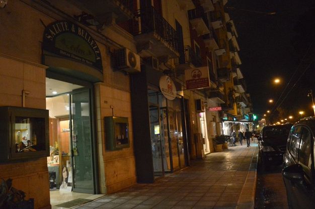 Bari, il flashmob dei commercianti: lumini nei negozi bui