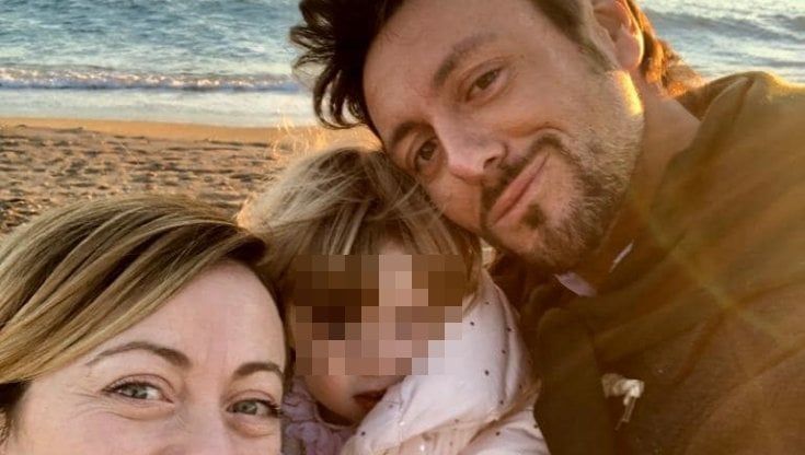 Andrea Giambruno, chi è il compagno di Giorgia Meloni: dopo la vittoria di FdI lei lo ringrazia dal palco