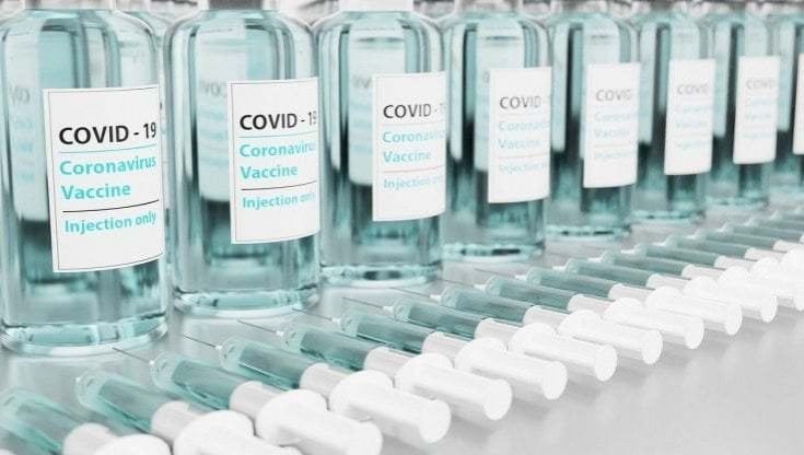 Green Pass, Galli: "È  tardi", Garattini: "Adesso nuove varianti", Cartabellotta: "I 60enni non si vaccinano più"