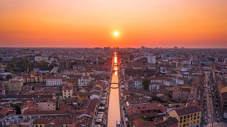 Lo spettacolo del Milanohenge, il sole al tramonto sull’asse del Naviglio: quando e dove vederlo