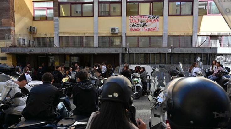 Scuole occupate a Napoli, i carabinieri negli istituti Alberti, Mazzini e Margherita di Savoia