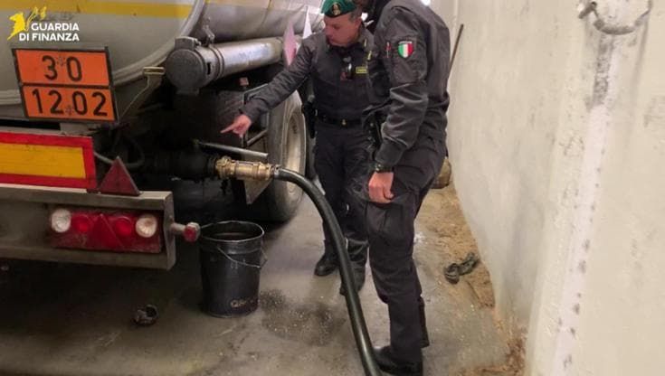 Gasolio importato illegalmente dall’Est Europa, 5 misure cautelari: sequestri per 235 mila euro
