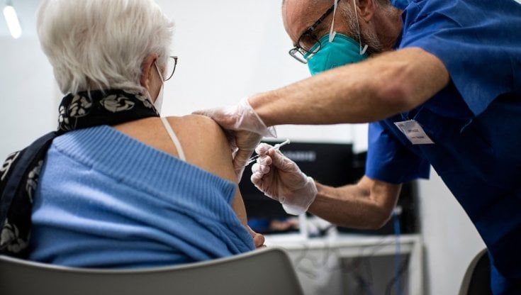 Vaccini, in ventimila si prenotano nelle prime due ore nella fascia tra 55 e 59 anni