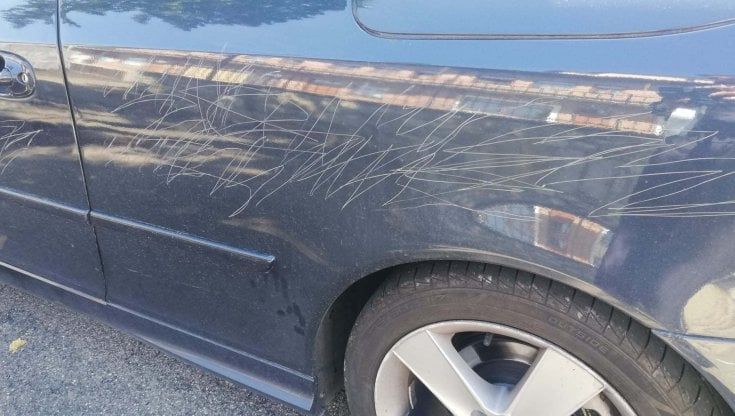  Firenze, vandalizzata l'auto dell'avvocato anti No Vax