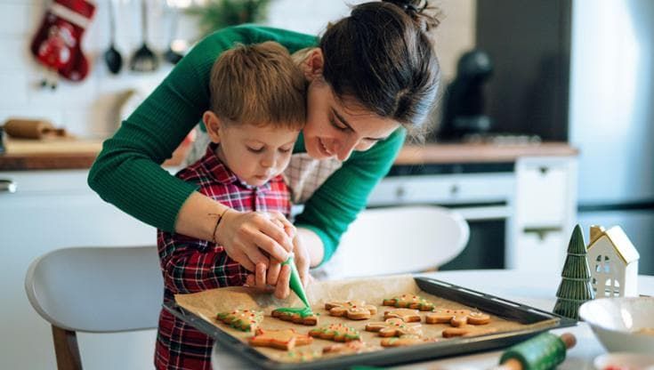 Piccoli chef crescono: ecco i libri per insegnare ai bambini a mettere le mani in pasta