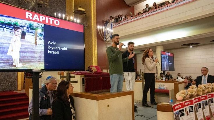 Liliana Segre alla sinagoga di Milano per chiedere la liberazione degli ostaggi di Hamas: “Tristezza infinita, mi sembra di aver vissuto invano”. Fischi quando viene nominato il sindaco Sala