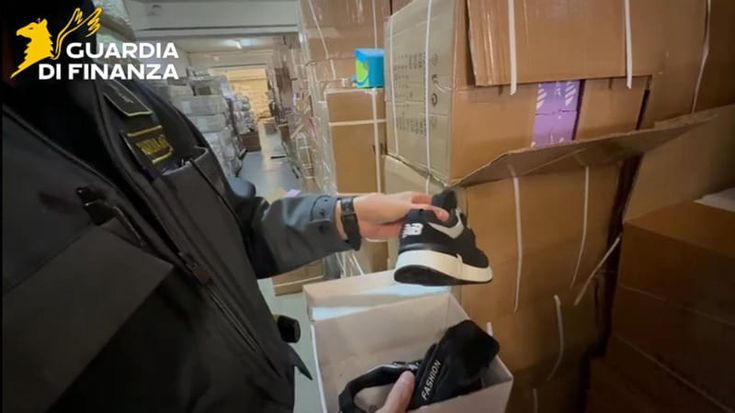 New Balance, Ugg e gadget di Kuromi, maxi sequestro della finanza: “7000 paia di scarpe contraffatte”