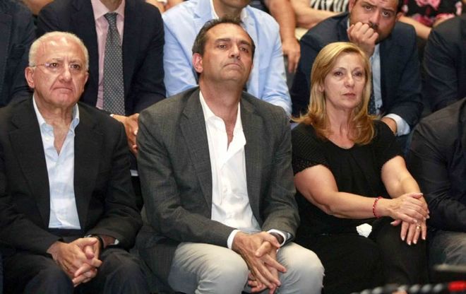"Ciao Ciro": l'abbraccio di Scampia un anno dopo. In prima fila De Luca e de Magistris