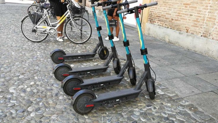 Monopattini e bici meno veloci, caschi solo per gli under 18: le proposte di Assosharing al ministero
