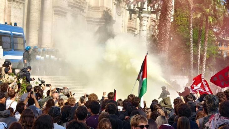 La marcia degli studenti sulle orme dei francesi. Valditara: “È teppismo”