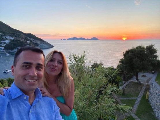 Di Maio in vacanza a Ponza, lo scatto con la fidanzata. "L'Italia è il paese più bello del mondo"