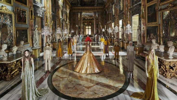 Oro e tute di perle, la magia di Valentino sfila nel Palazzo Colonna di Roma