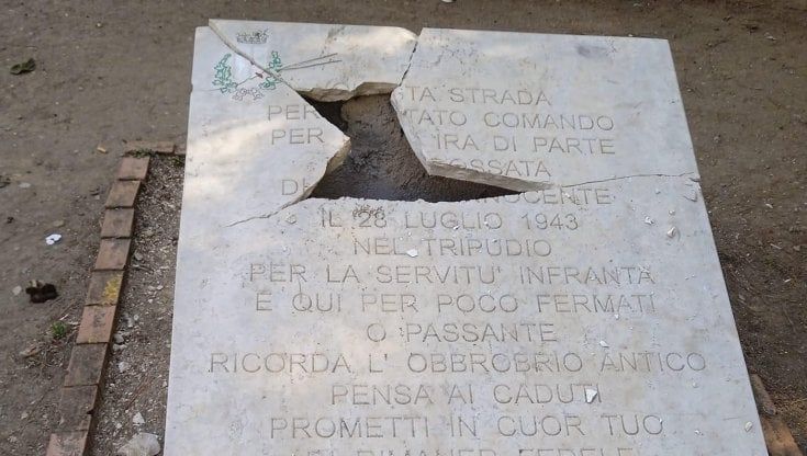 Bari, distrutta la lapide del monumento per la strage di via Niccolò dell'Arca: "Vigiliamo sui luoghi della memoria"