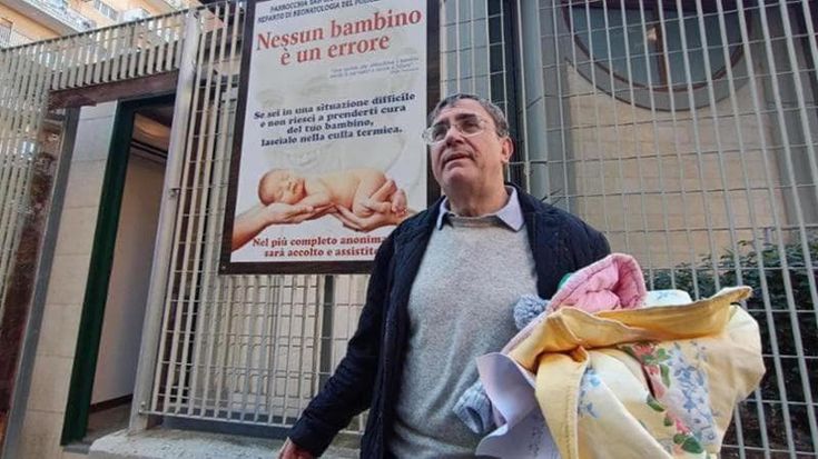 Neonato trovato morto, i test confermano: non è mai partita la “telefonata salvavita” a don Antonio