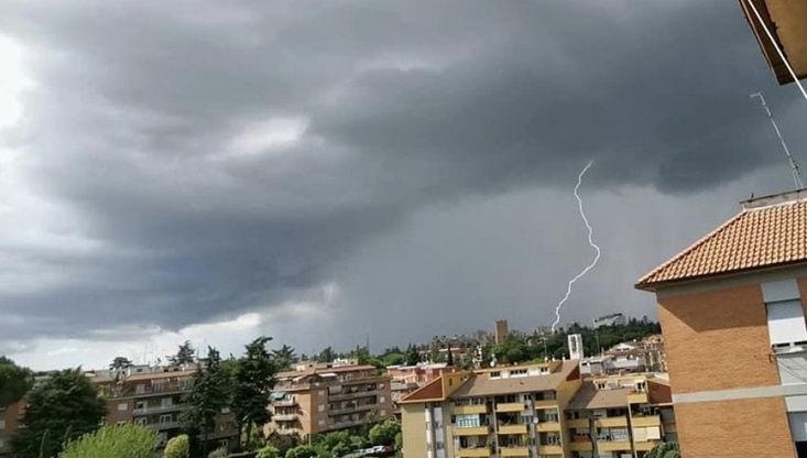 Temporale a Nord di Roma: fulmini nel cielo del Nuovo Salario